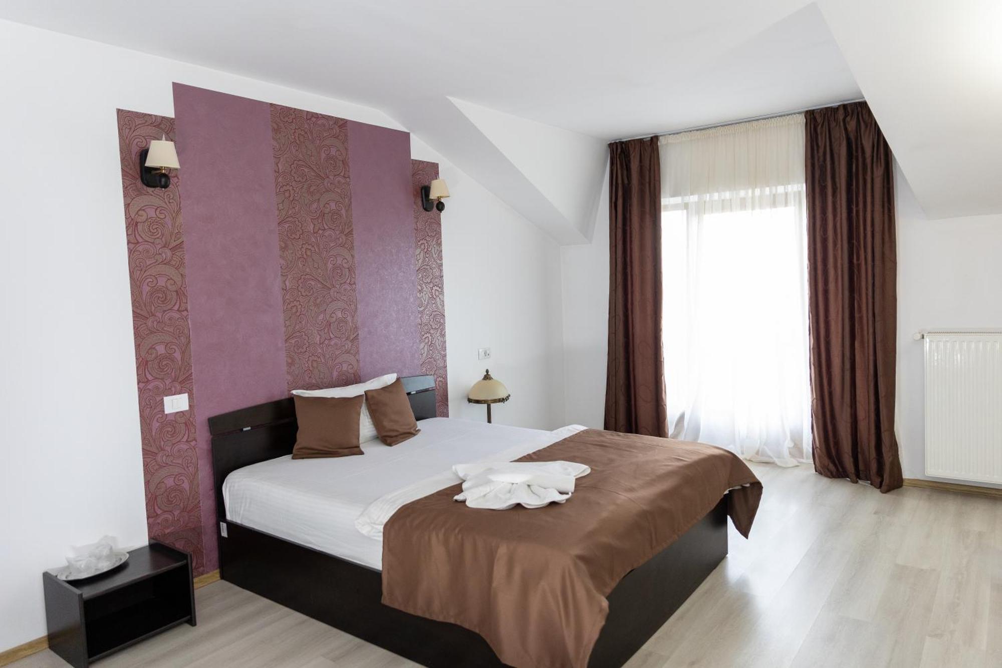 Hotel Rodiv Găeşti Exterior foto